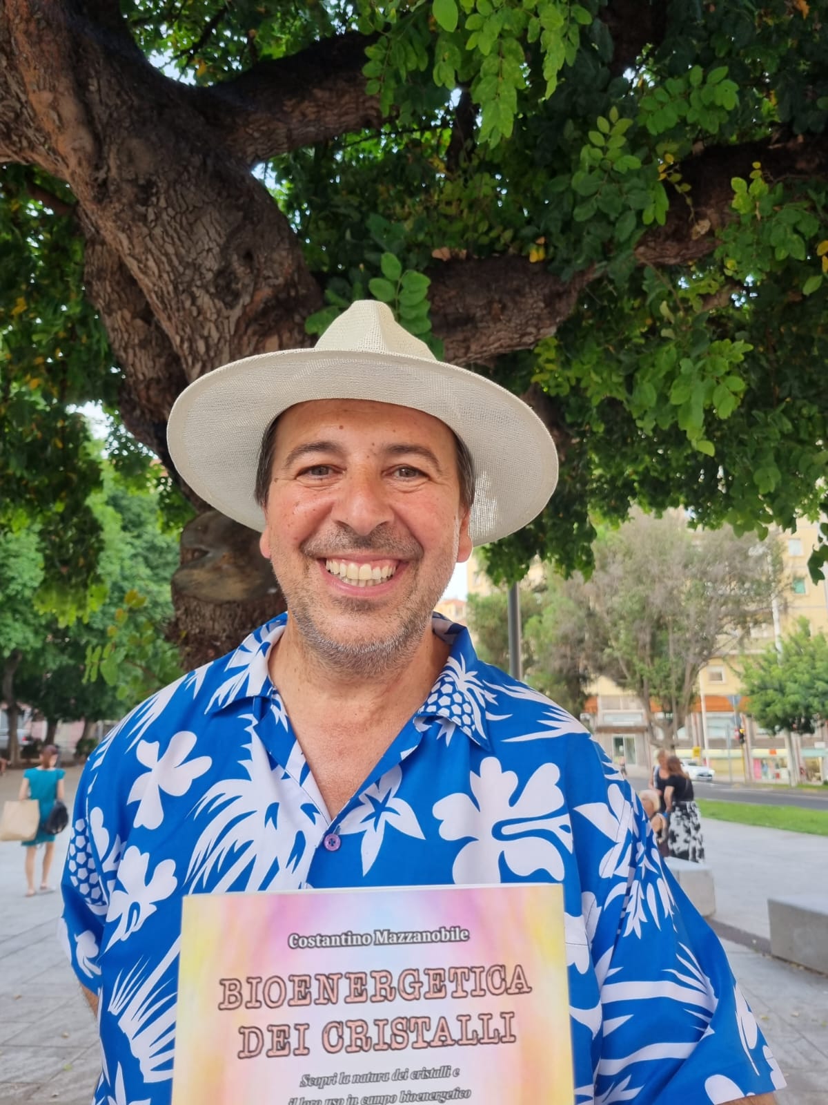 Costantino Mazzanobile con il libro Bioenergetica dei Cristalli